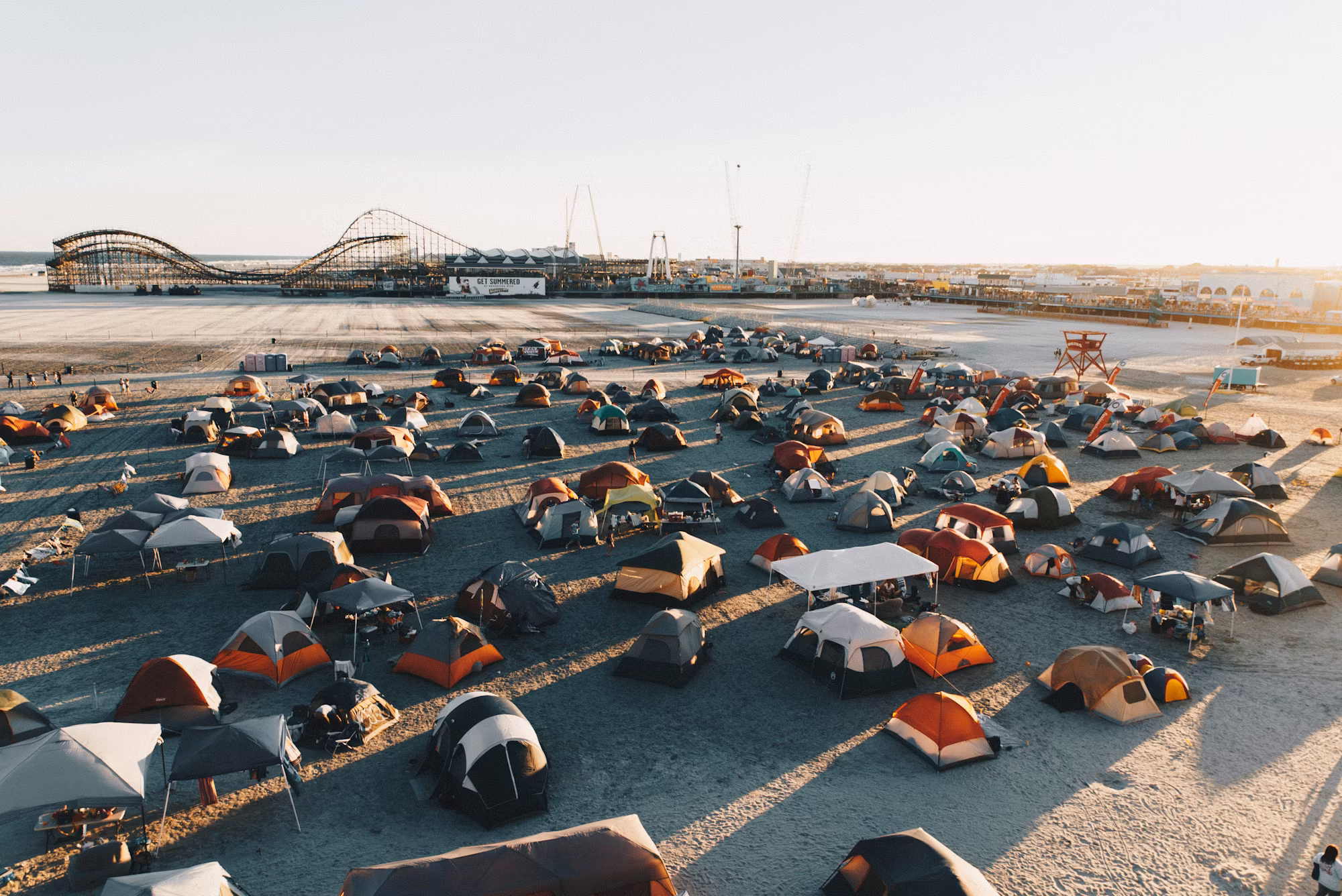 ミニマリストキャンプの芸術：旅行の光ともっと楽しむ